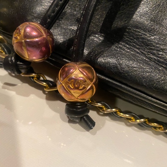 Vintage 80’s CHANEL buttery leather drawstring bucket crossbody bag - Picture 8 of 9